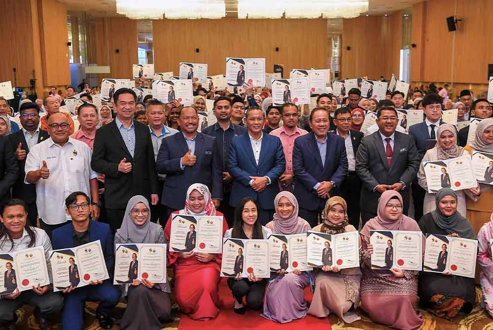 Aminuddin (tengah) bergambar bersama siswazah pada Majlis Penghargaan kepada Siswazah Cemerlang Kelas Pertama Siri 1 2024 Negeri Sembilan, di d&#039;Tempat Country Club, Sendayan hari ini. Foto Bernama