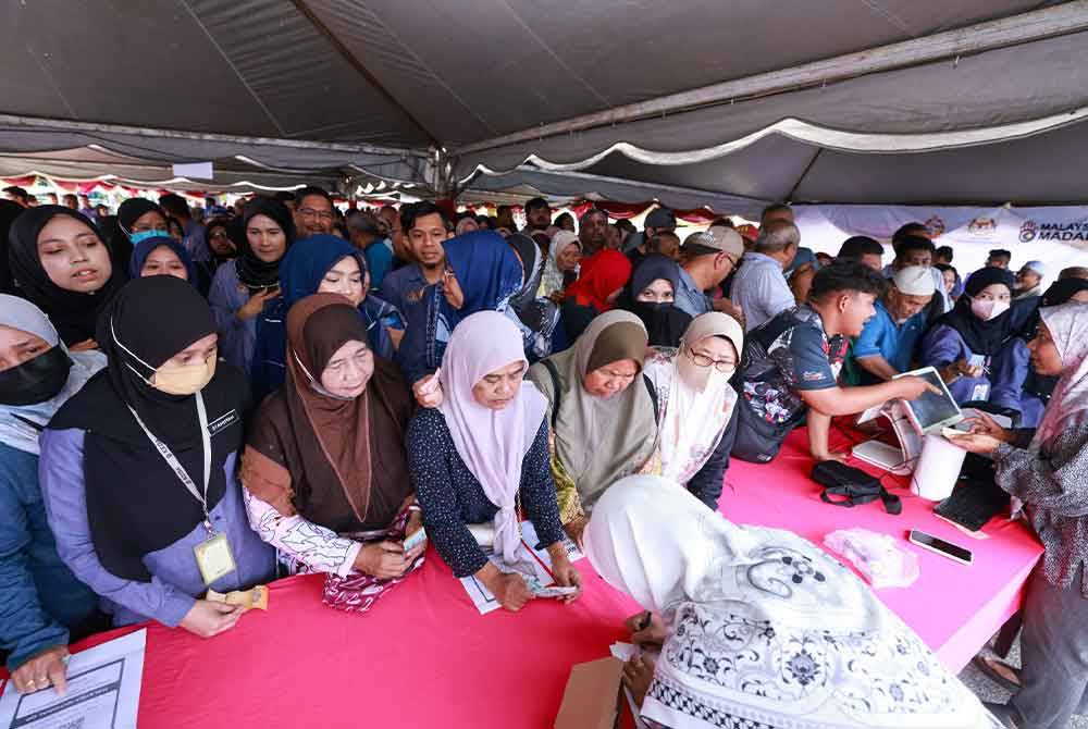 Orang ramai tidak melepaskan peluang untuk membeli ayam, ikan, telur, beras dan minyak masak yang dijual pada harga lebih murah berbanding harga pasaran di Jualan Kasih KEDA di Kompleks KEDA, di Alor Setar pada Selasa.