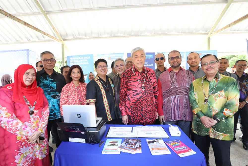 Timbalan Perdana Menteri, Datuk Seri Dr Ahmad Zahid Hamidi (tengah) melancarkan Program Digital Desa Bank Rakyat yang disaksikan oleh Datuk Ewon Benedick, Menteri Pembangunan Usahawan dan Koperasi (empat dari kiri) semasa Majlis Peluncuran Pembangunan Kadamaian Sempena Rumah Terbuka Sambutan Krismas Kadamaian baru-baru ini.