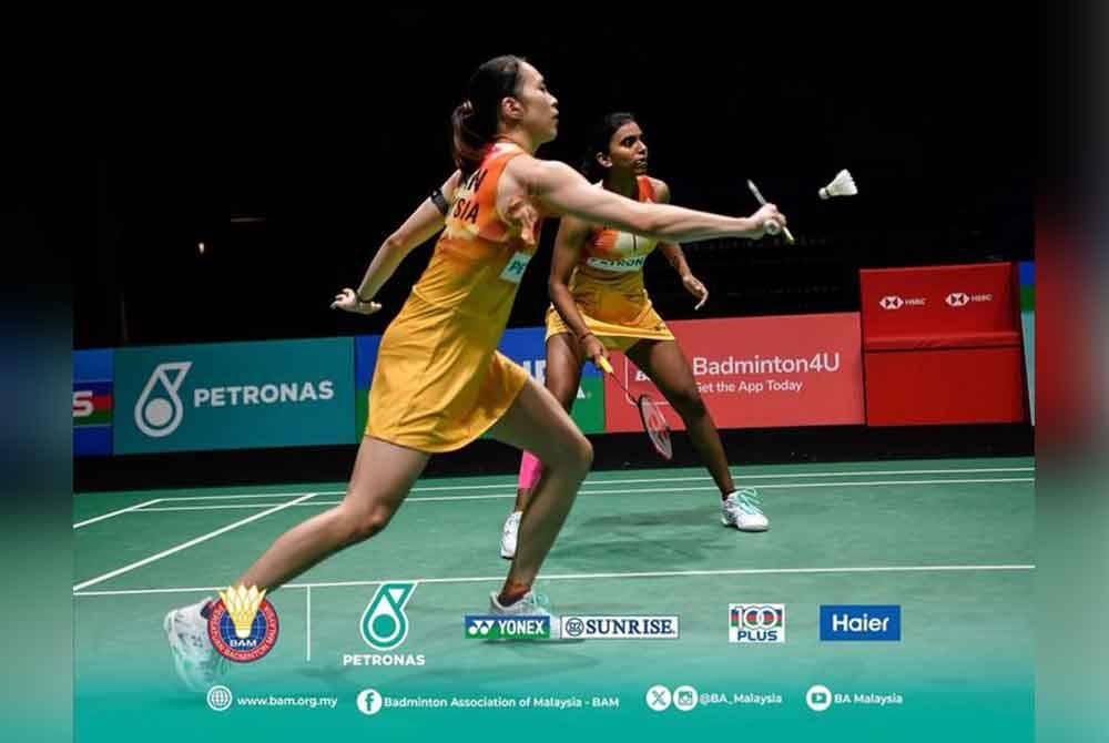 Pearly (kiri) dan Thinaah kalah kepada beregu China dalam saingan Terbuka Malaysia di Axiata Arena, Bukit Jalil pada Selasa. Foto FB BAM