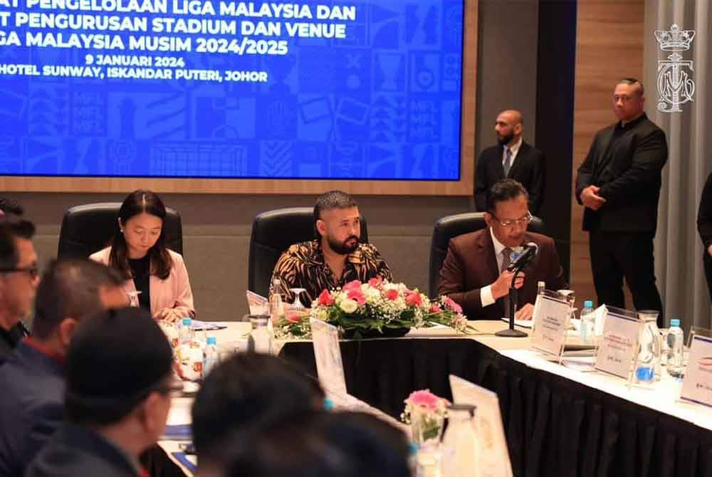 Tunku Ismail, Ab Ghani dan Yseow Suan selepas Mesyuarat Pengelolaan Liga Malaysia dan Taklimat Pengurusan Stadium dan Venue Liga Malaysia Musim 2024/2025 di sebuah hotel di Iskandar Puteri pada Selasa