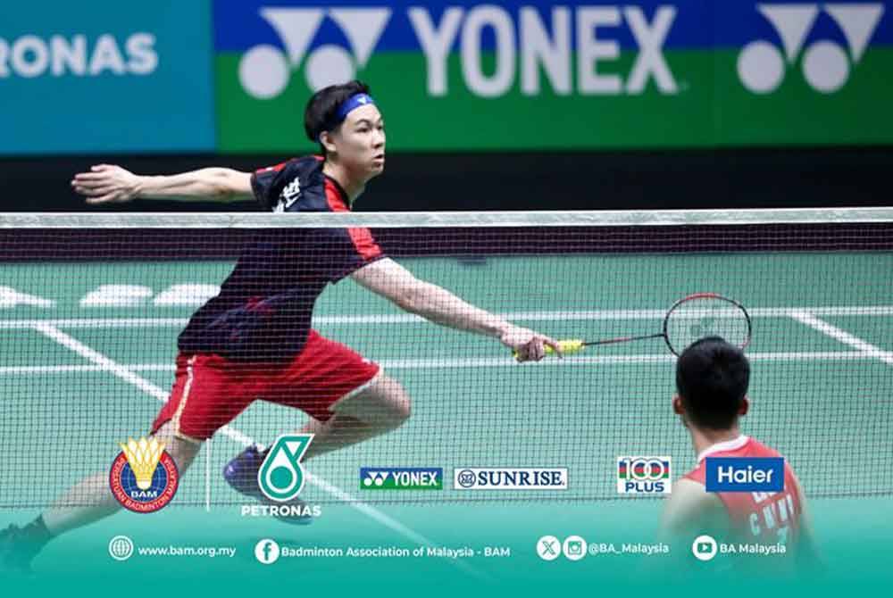 Zii Jia (kiri) tewas kepada pemain China dalam saingan pusingan pertama Terbuka Malaysia di Axiata Arena, Bukit Jalil pada Selasa. - Foto: FB BAM