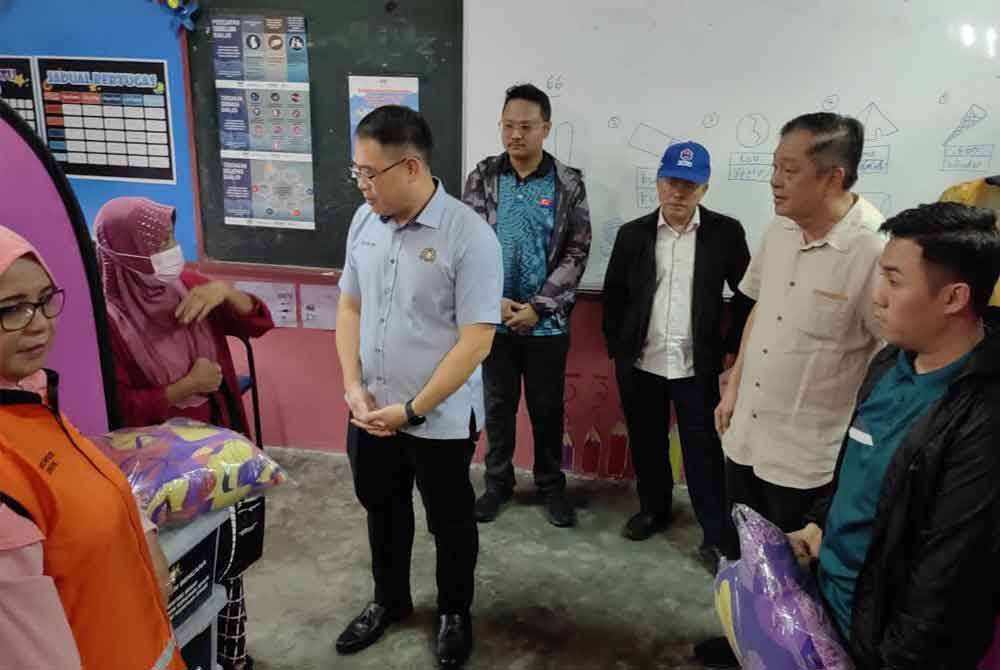 Tian Soon (dua dari kiri) meluangkan masa melawat PPS Sekolah Kebangsaan Melayu Raya di Pontian pada Selasa.