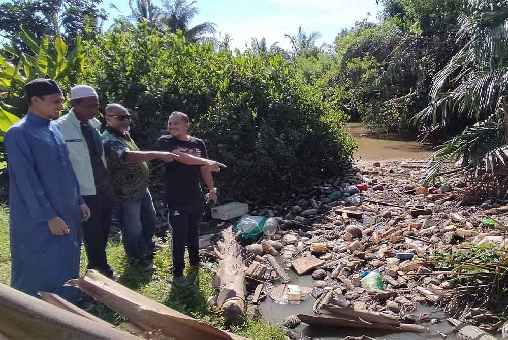 Penduduk menunjukkan keadaan Sungai Alor Merah, Alor Setar yang tidak diselenggara sejak 10 tahun lalu.