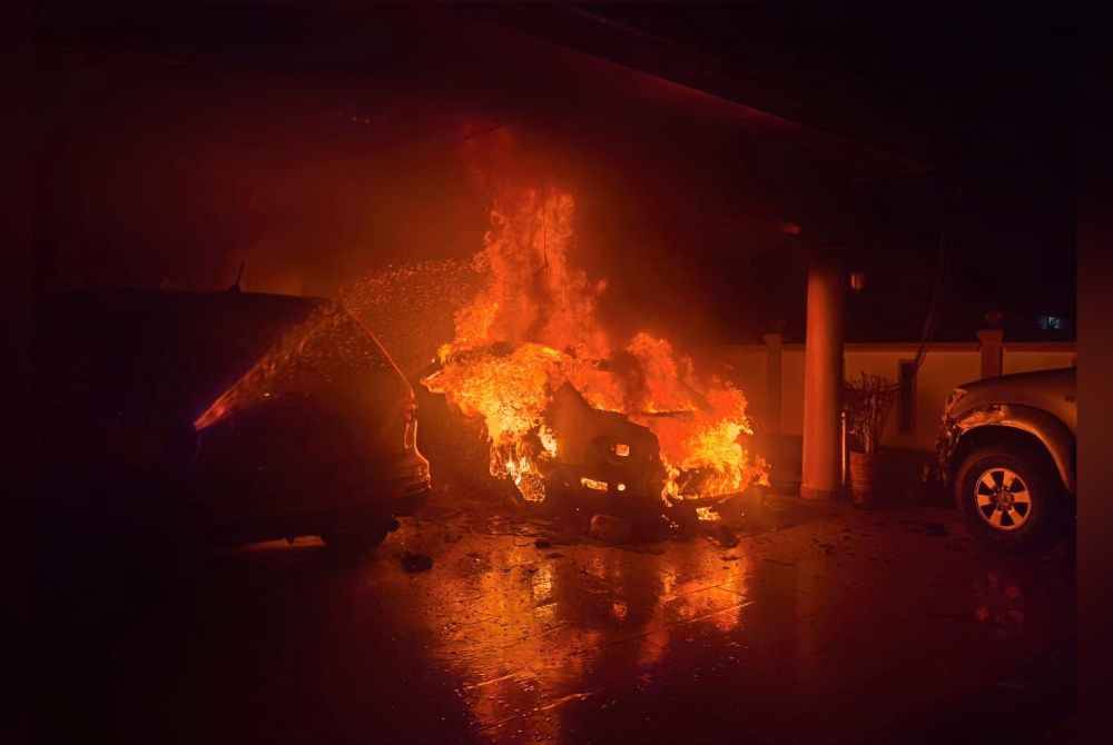 Kebakaran mengakibatkan sebuah kereta Mercedes Benz E300 terbakar 80 peratus, manakala Honda CRV dan Toyota Hilux masing-masing mengalami lima peratus kebakaran. Foto Bomba Perak