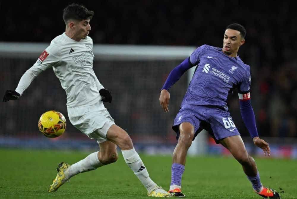 Alexander-Arnold (kanan) mengalami kecederaan ketika menentang Arsenal pada Isnin lalu. Foto AFP