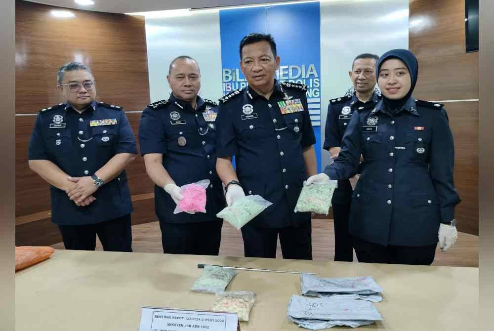 Yahaya menunjukkan bungkusan berisi dadah jenis heroin yang dirampas susulan penahanan seorang warga emas di Bentong, Jumaat lalu.