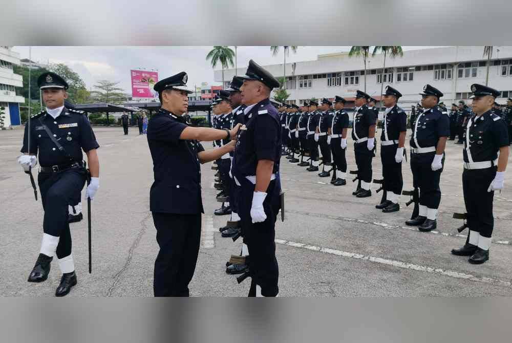 Yahaya memeriksa perbarisan sempena perhimpunan bulanan Polis Kontinjen Pahang pada Rabu.