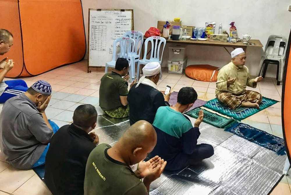 Kamal mengimamkan solat Subuh dan turut memberikan kuliah kepada mangsa banjir ketika bermalam di PPS Balai Raya Felda Jengka 17.