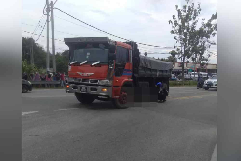 Motosikal dinaiki mangsa terlibat kemalangan dengan lori tanah di Jalan Chandek Kura, Langkawi, pada Selasa. Foto FB Info Kemalangan Langkawi