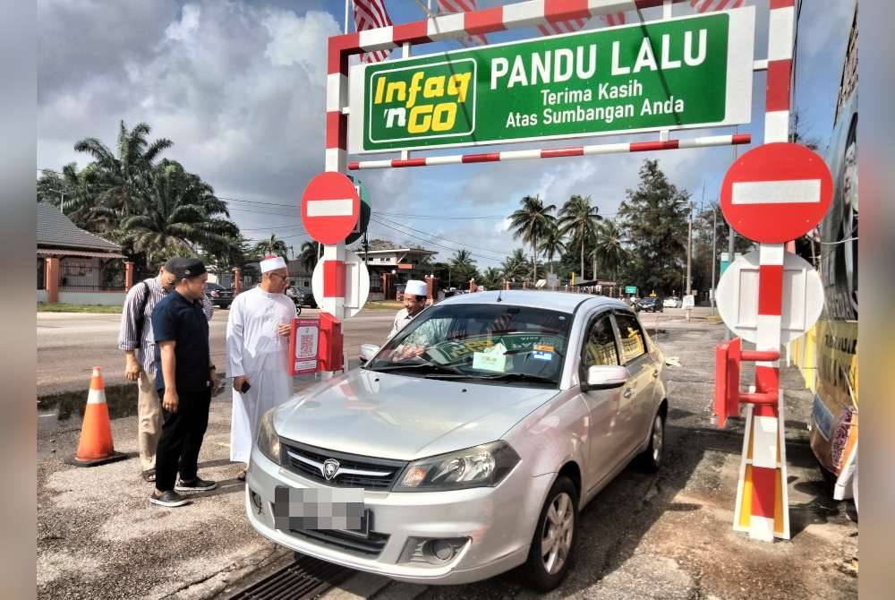 Baharin berbual bersama penderma yang melalui Infaq n&#039; Go di Masjid Assalam di Pengkalan Chepa, Kelantan.