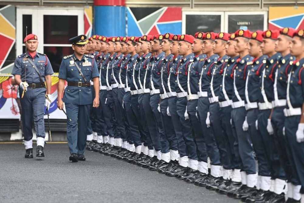 Nor Hisham melakukan pemeriksaan barisan kawalan kehormatan pada Majlis Hormat Panglima Ketua Pengarah Ke-9 di Ibu Pejabat JBPM Putrajaya pada Rabu. Foto JBPM