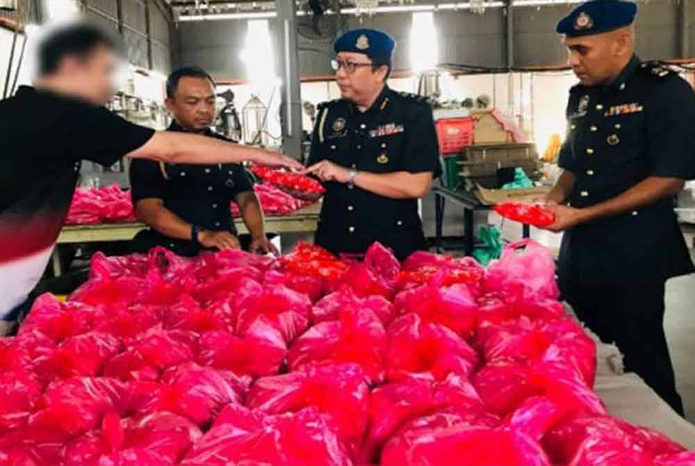 KPDN Perak menyerbu sebuah kilang memproses cili kisar, kerana disyaki menggunakan logo halal tidak sah di Kawasan Perindustrian Silibin, di Ipoh pada Selasa. - KPDN Perak