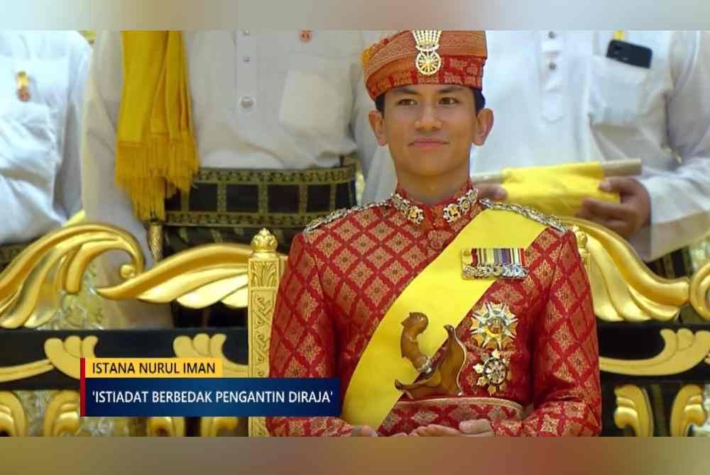 Pengiran Muda Abdul Mateen Bolkiah mengenakan persalinan tradisional Brunei pada istiadat berbedak di Istana Nurul Iman, Brunei, pada Rabu. Foto tangkap layar RTB NEWS