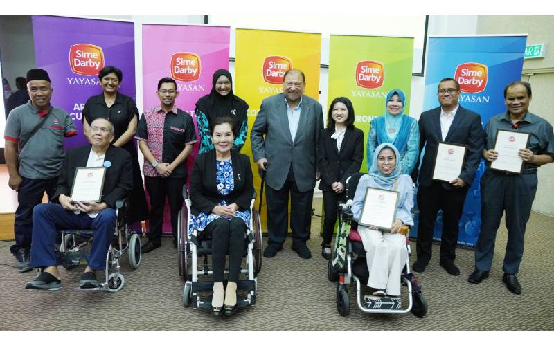 Pengerusi Yayasan Sime Darby (YSD), Tan Sri Tunku Imran Tuanku Ja’afar (tengah) bergambar bersama-sama kakitangan Sime Darby, pertubuhan-pertubuhan OKU yang juga rakan projek serta para mentor YSD THRIVE sempena meraikan Sambutan Hari OKU Antarabangsa 2023 di Auditorium SDP, di sini, baru-baru ini. 