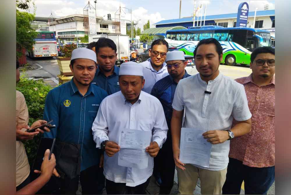 Ahmad Fadhli menunjukkan laporan yang dibuat di Ibu Pejabat Polis Daerah (IPD) Kajang di sini, pada Khamis.