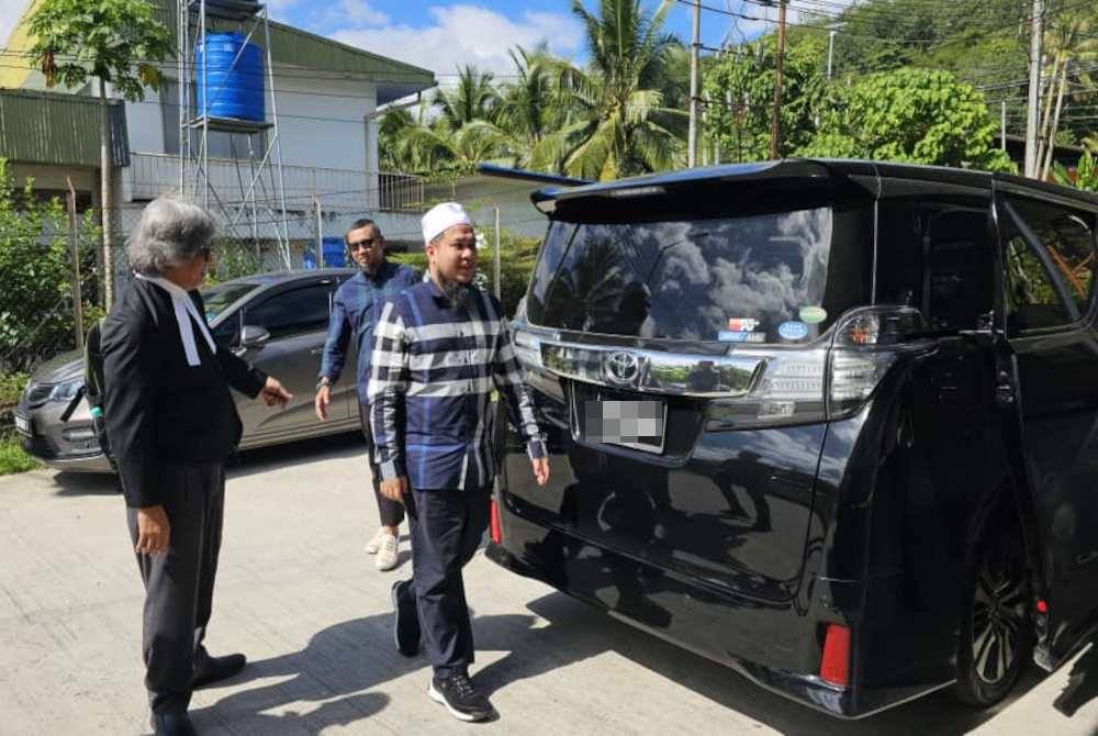 Ebit ketika hadir ke Mahkamah Tenom.