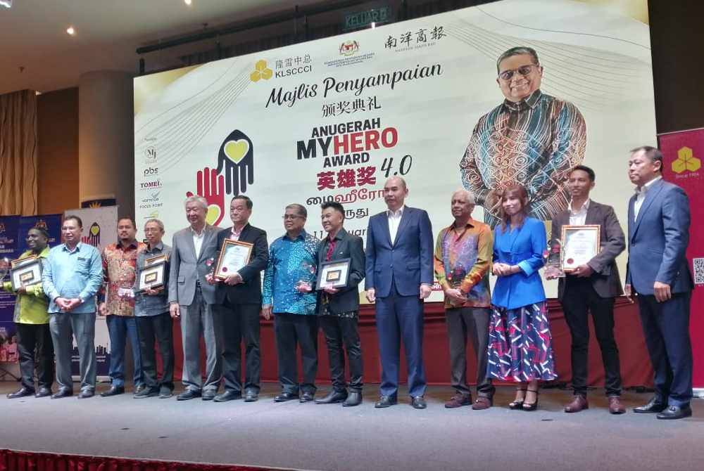 Aaron (tengah) bergambar bersama penerima Anugerah My Hero 4.0