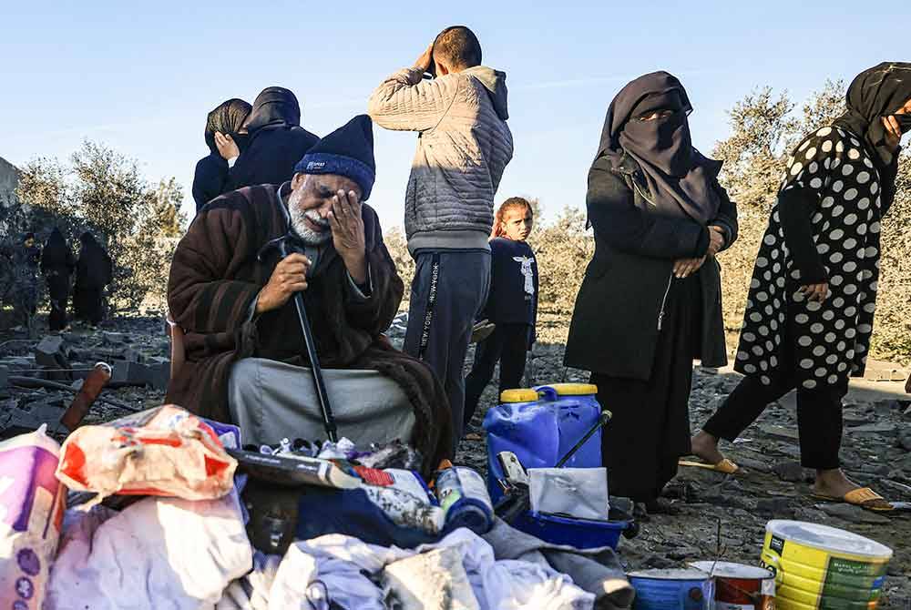 Seorang warga emas Palestin tidak dapat menahan sebak kerana terpaksa berpindah-randah di Gaza sejak 90 hari lalu.