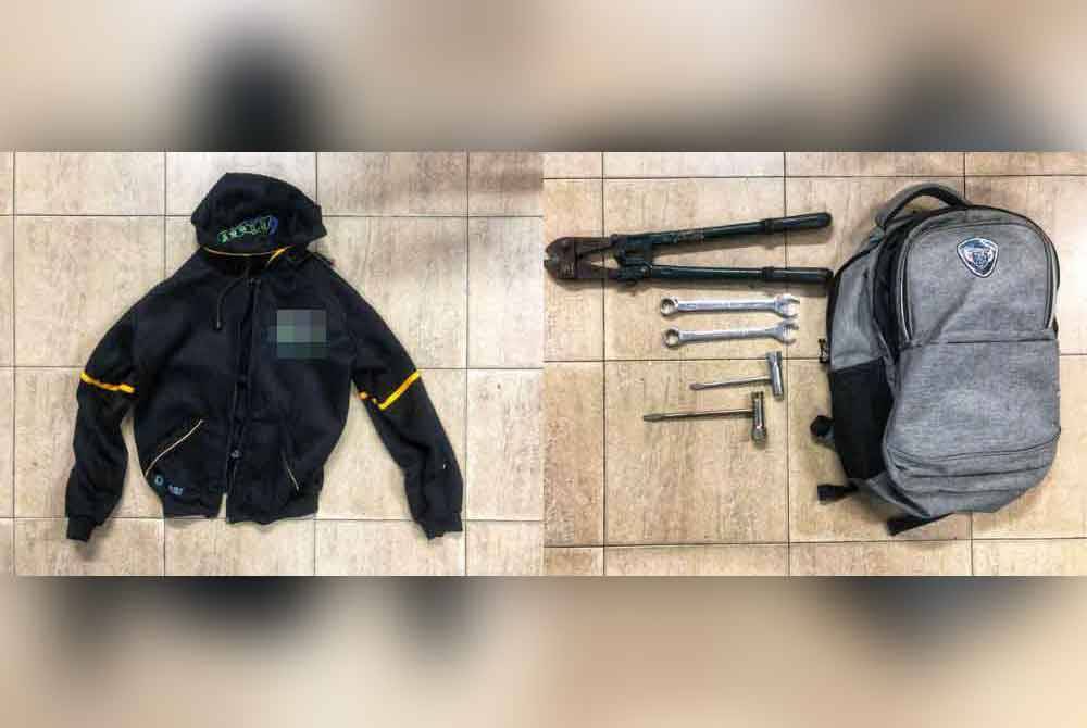 Sehelai baju sejuk lengan panjang yang turut dirampas dalam serbuan di hadapan sebuah rumah pada awal pagi Khamis. Gambar kanan: Antara yang dirampas dalam serbuan itu beg galas, pemotong dan spanar.
Foto Ihsan PDRM