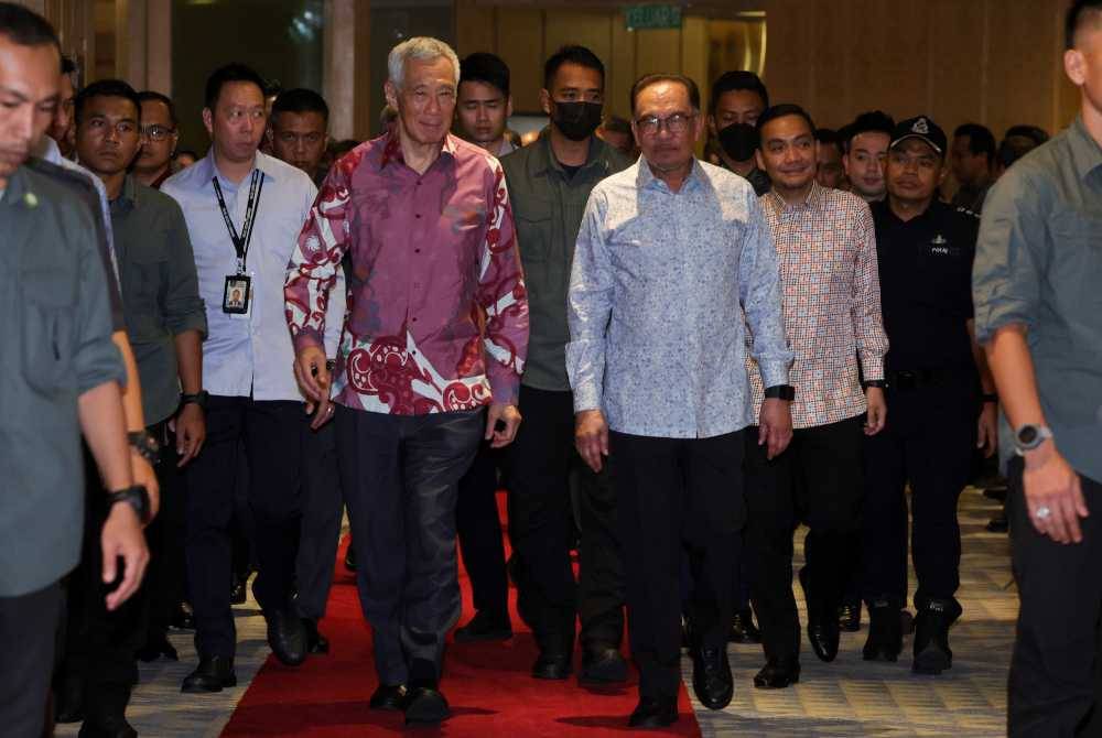 Anwar (tiga dari kanan) bersama rakan sejawatan dari Singapura, Lee Hsien Loong (tiga dari kiri) hadir pada MOU Wilayah Ekonomi Khas Johor - Singapura antara Menteri Ekonomi, Rafizi Ramli dan Menteri Perdagangan dan Perusahaan Singapura Gan Kim Yong hari ini. Foto Bernama