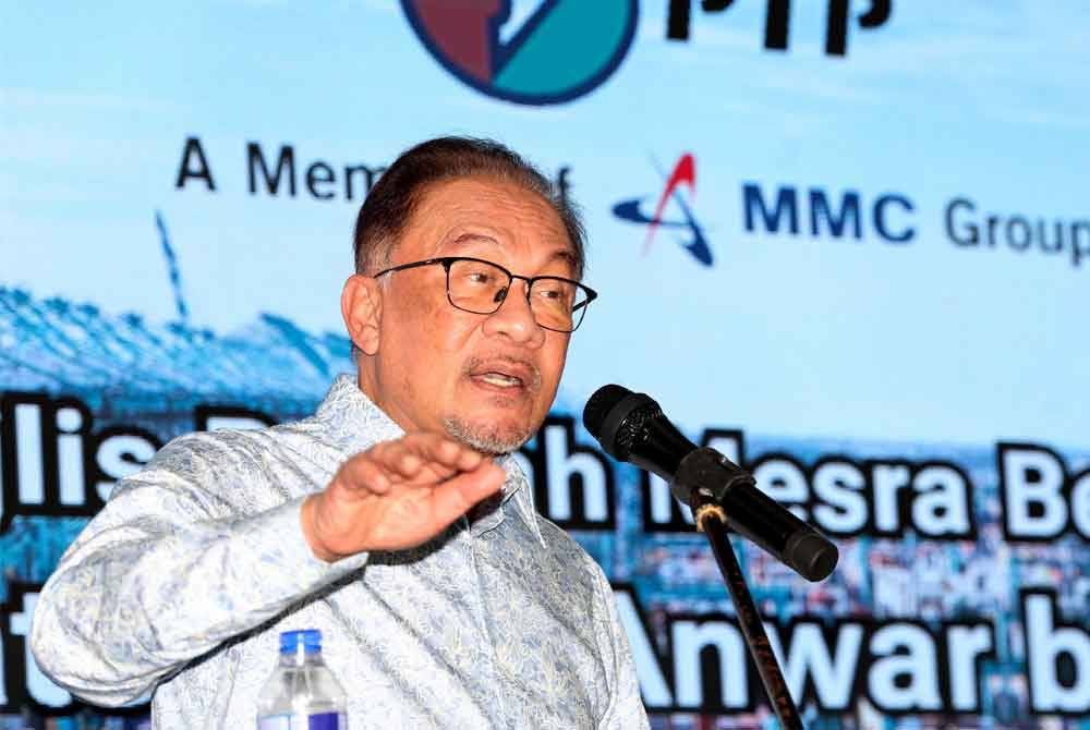 Anwar berucap di hadapan warga PTP ketika mengadakan lawatan kerja ke PTP Gelang Patah. Foto Bernama