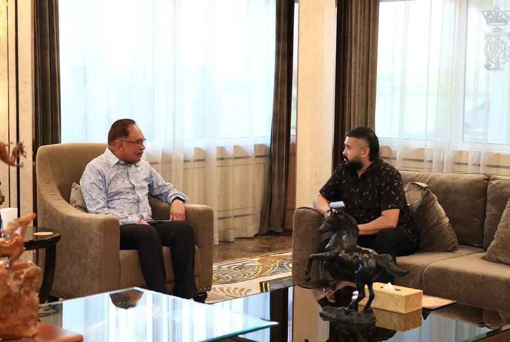 Tunku Ismail berkenan menerima menghadap Anwar hari ini. Foto Facebook HRH Crown Prince of Johor