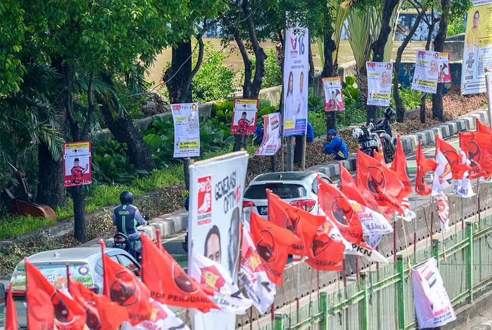 Jalan utama sekitar Jakarta meriah dengan perang bendera parti politik yang giat berkempen untuk Pemilihan Umum 2024. Foto AFP