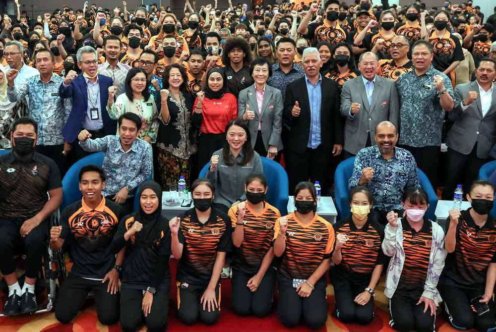 Hannah bergambar bersama atlet kebangsaan pada Majlis Amanat Menteri Belia dan Sukan kepada Atlet Kebangsaan Tahun 2024 di Majlis Sukan Negara hari ini. Foto Bernama