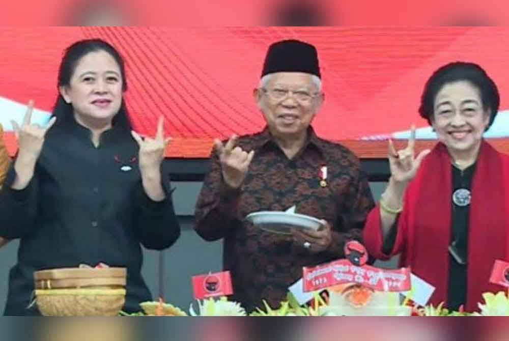 Ma&#039;ruf (tengah) menunjukkan simbol &#039;salam metal&#039; ketika menghadiri Peringatan Hari Ulang Tahun ke-51 Parti Demokrasi Indonesia Perjuangan (PDIP) pada Rabu. Foto Agensi