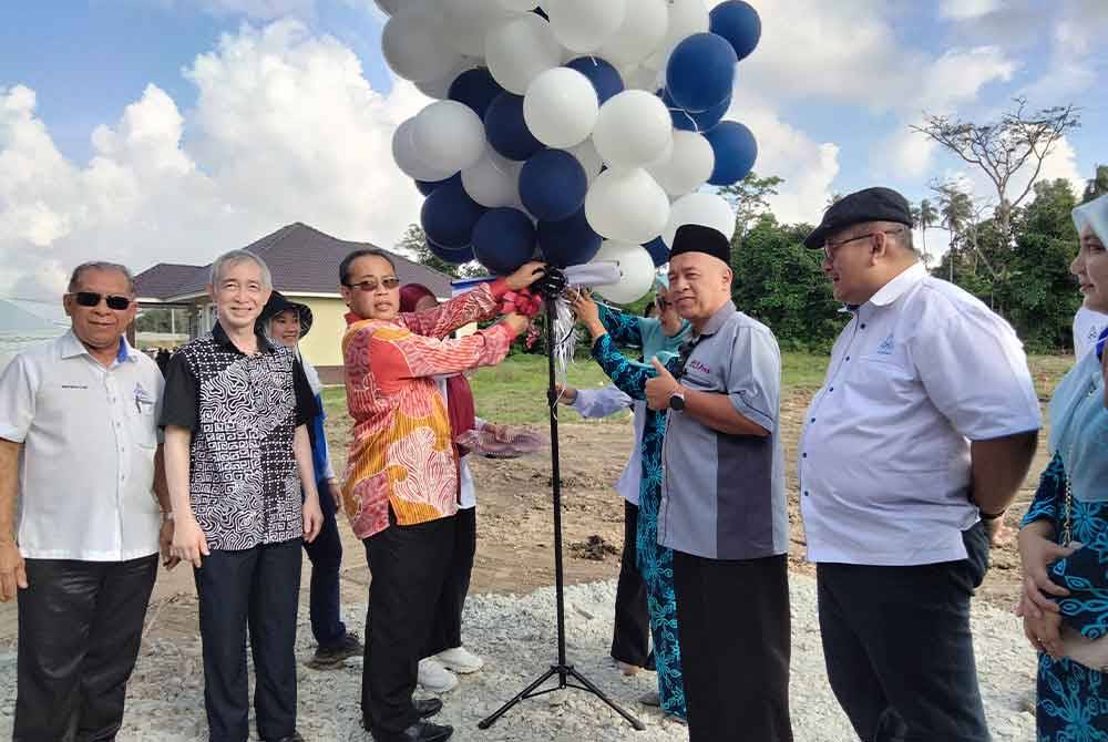 Abdul Fattah (tiga dari kiri) memotong riben sebaga simbolik Majlis Pecah Tanah Bagi Projek MyAngkasa Villa di Kampung Mahligai, Bachok pada Khamis.