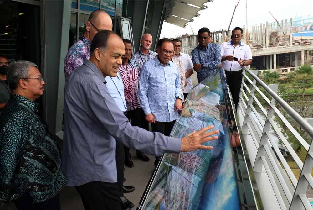 Anwar meninjau sekitar PTP melalui Anjung Tinjau ketika mengadakan lawatan kerja ke PTP Gelang Patah. Foto Bernama