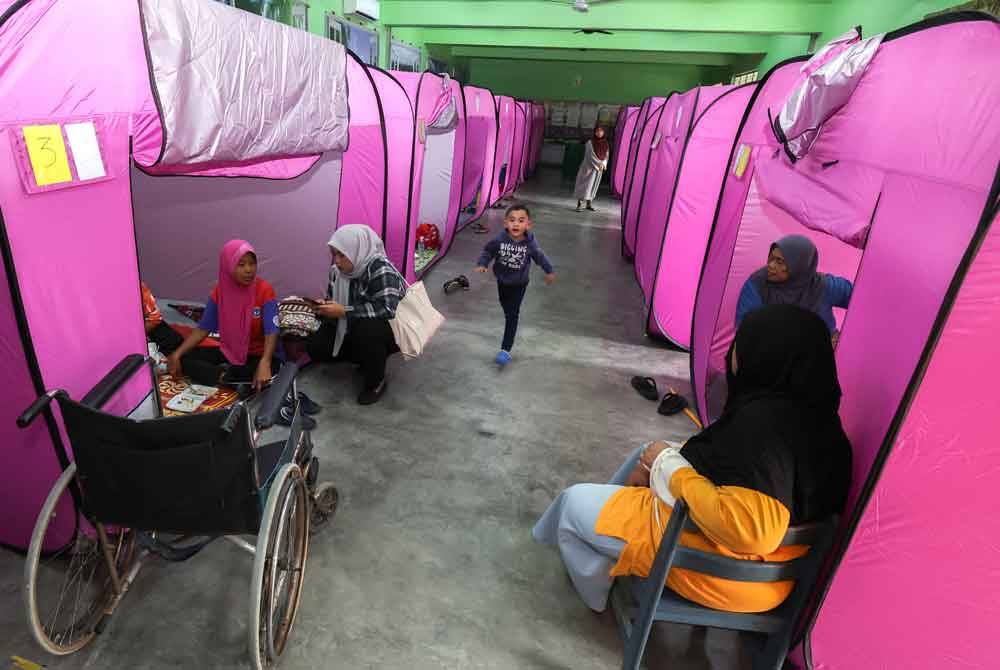 Mangsa banjir yang ditempatkan di PPS Sekolah Kebangsaan Bukit Mutiara. Foto Bernama