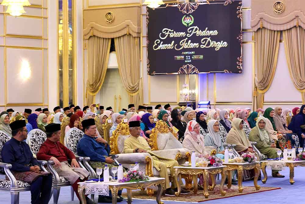 Al-Sultan Abdullah dan Tunku Azizah berkenan berangkat ke Program Forum Perdana Ehwal Islam Diraja bertajuk &#039;Institusi Diraja Penyatuan Ummah&#039; malam ini. Foto Bernama