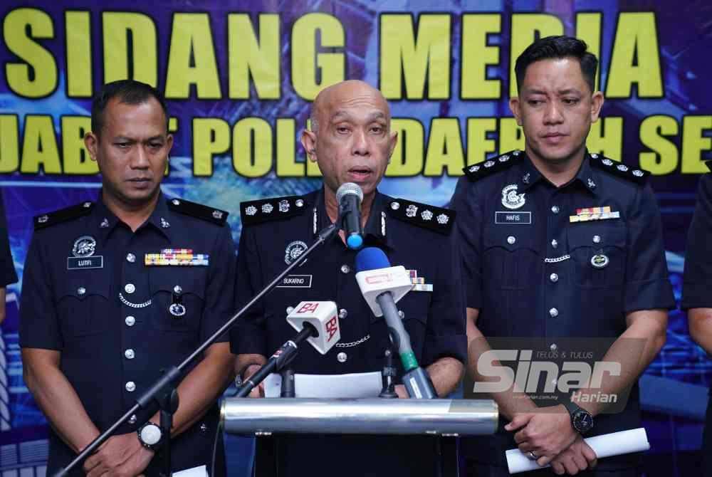 Ketua Polis Daerah Sentul Asisten Komisioner, Ahmad Sukarno Mohd Zahari bercakap dalam sidang akhbar di Ibu Pejabat Polis Daerah Sentul pada Jumaat. Foto SinarHarian -MOHD HALIM ABDUL WAHID