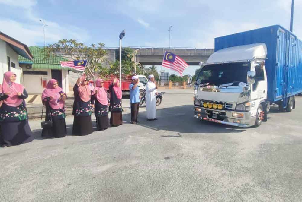 Konvoi misi bantuan mula berlepas di pekarangan Masjid Sultanah Bahiyah, Alor Setar pada Jumaat.