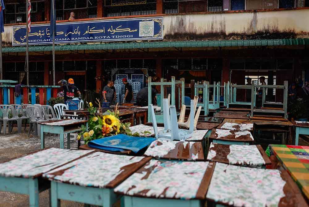 KOTA TINGGI, 12 Jan -- Anggota Angkatan Pertahanan Awam Malaysia (APM) bersama sukarelawan daripada Kementerian Sains, Teknologi dan Inovasi (MOSTI) bergotong-royong membersihkan lumpur di Sekolah Agama Bandar Kota Tinggi hari ini susulan kejadian banjir baru-baru ini.
-- fotoBERNAMA (2024) HAK CIPTA TERPELIHARA