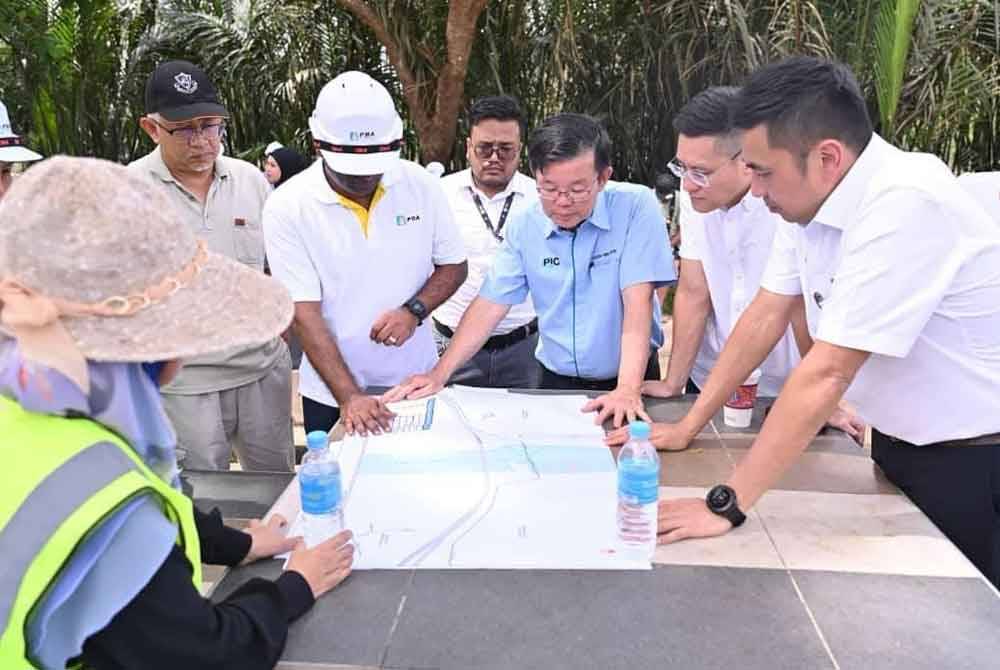 Kon Yeow (tiga dari kanan) mendengar penerangan mengenai kebocoran pada saluran paip di Sungai Perai yang dikenal pasti berlaku jam 10 pagi Jumaat. Foto Facebook Chow Kon Yeow