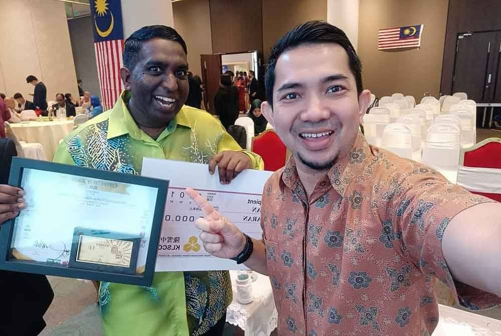 Muhammad Farhan Param (kiri) bersama hadiah kemenangan sebaik dinobat My Hero 4.0 pada Khamis.