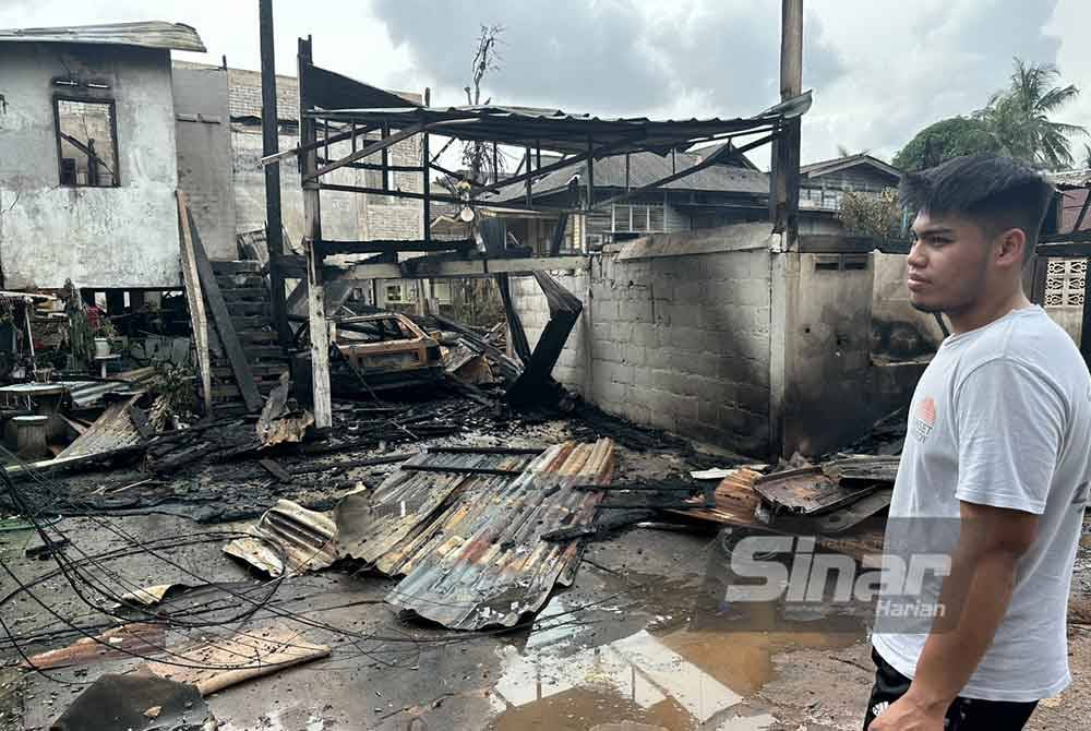 Mohamad Arif Haikal melihat dapur rumah yang mula-mula terbakar dalam kejadian di Kampung Sireh.