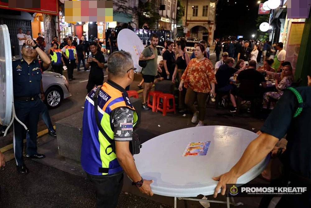 Meja yang diletakkan di siar kaki antara disita menerusi operasi penguatkuasaan DBKL pada Khamis.