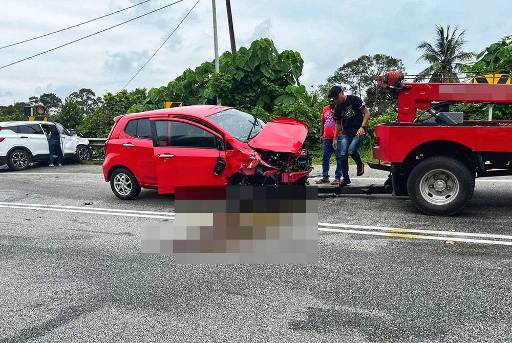 Keadaan Perodua Axia yang dipandu mangsa dalam kejadian di KM 17, Jalan Lipis-Benta pada Jumaat. Foto ihsa PDRM