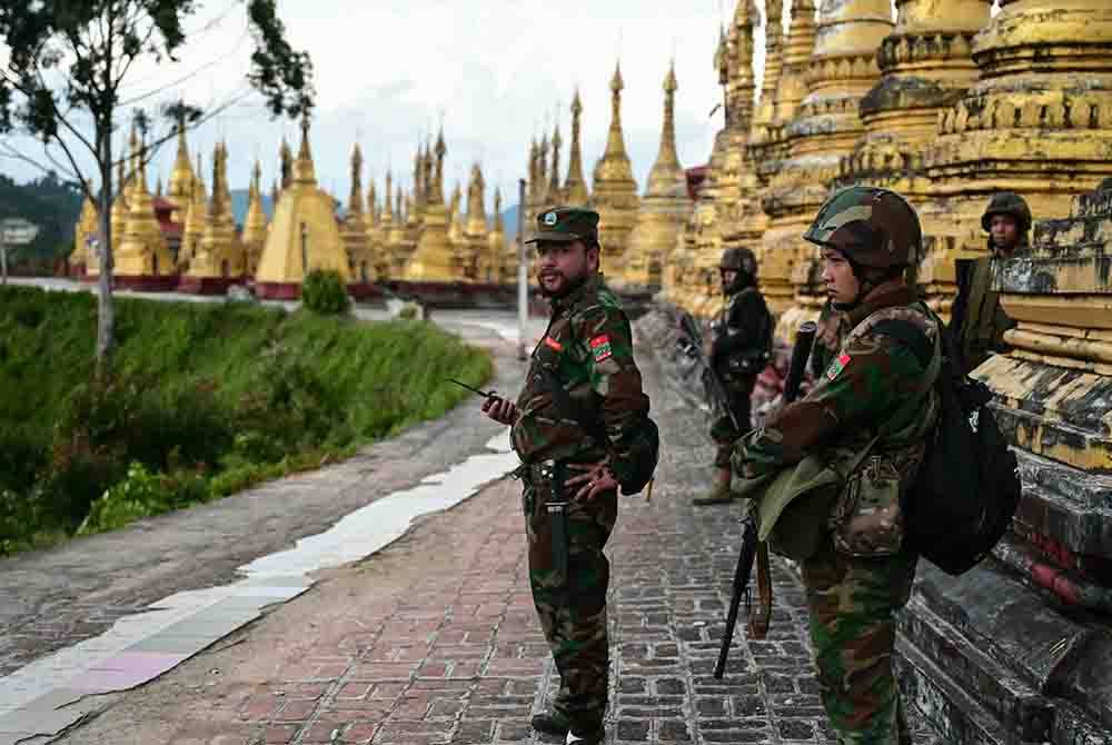 Anggota pemberontak TNLA mengawal pintu masuk di kawasan kuil di Bandar Namhsan, Negeri Shan. Foto AFP