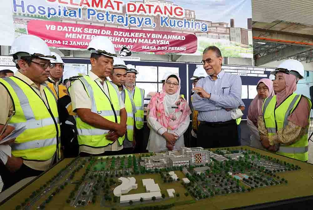 Dr Dzulkefly (tiga dari kanan) ketika berada di Hospital Petra Jaya bagi meninjau tahap peratus siapnya hospital itu yang sudah beberapa kali terbengkalai pada lawatan ke hospital itu pada Jumaat. Foto Bernama