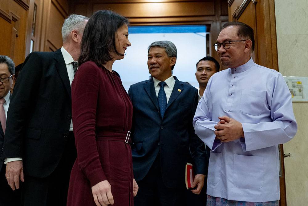 Anwar (kanan) menerima kunjungan hormat Menteri Luar Jerman, Annalena Baerbock di Perdana Putra pada Jumaat. Foto FB Anwar Ibrahim