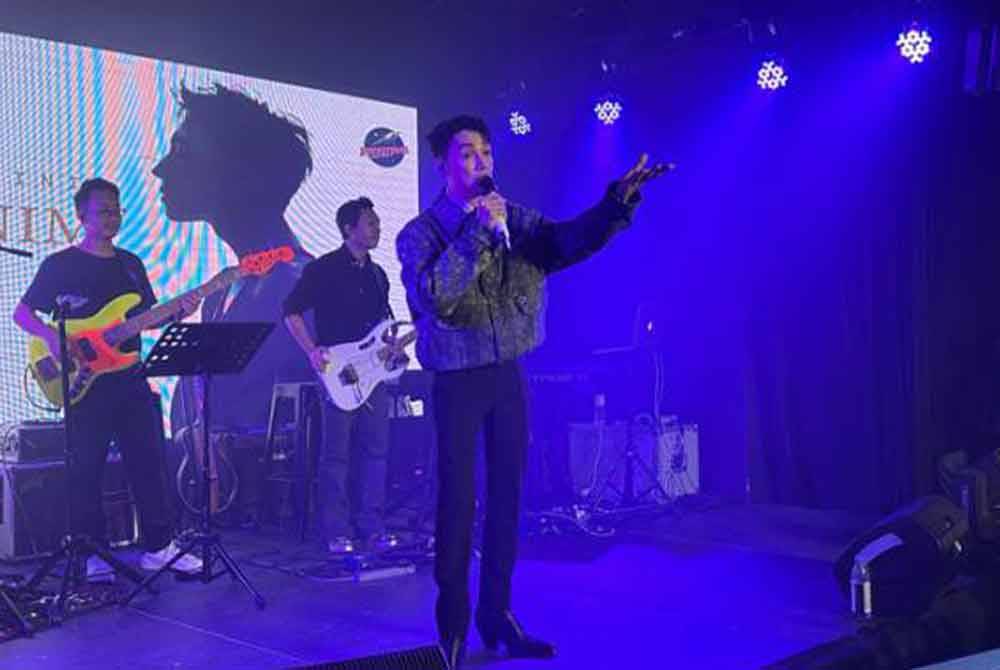 Hael Husaini menghiburkan peminat yang hadir ke Album release party sempena pelancaran album Antonim (part I) di The Bee, Publika pada Selasa. - Astro Awani