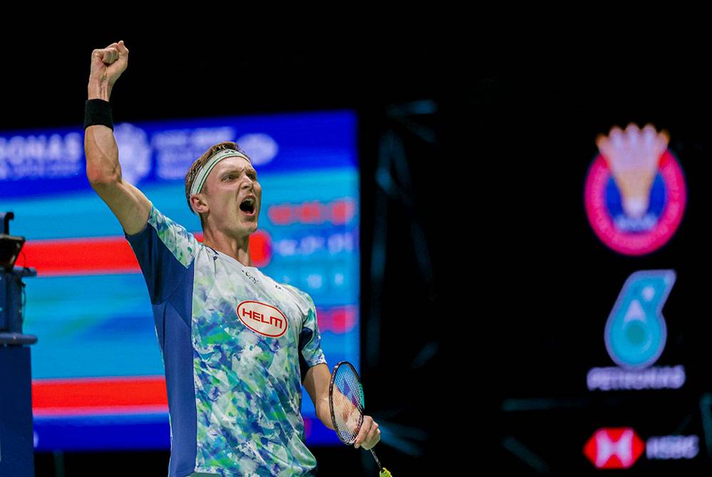 Aksi Axelsen ketika menentang Angus pada Kejohanan Badminton Terbuka Malaysia 2024 di Axiata Arena Bukit Jalil hari ini. Foto Bernama