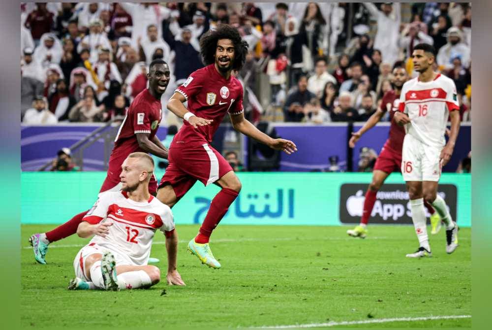 Pemain Qatar Akram Afif ketika meraikan jaringan gol pada perlawanan pembukaan di antara Qatar menentang Lubnan pada Piala Asia 2023 di Stadium Lusail. Foto Bernama