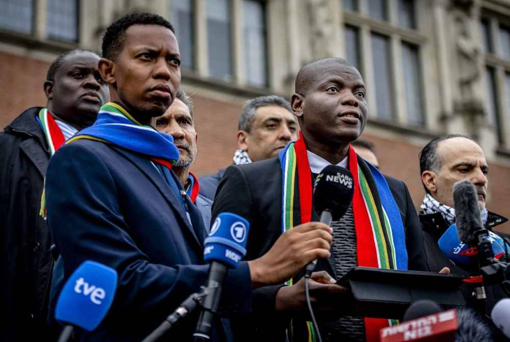 Menteri Kehakiman Afrika Selatan, Ronald Lamola ketika berucap kepada pemberita di luar perkarangan Mahkamah Keadilan Antarabangsa di The Hague. Foto AFP