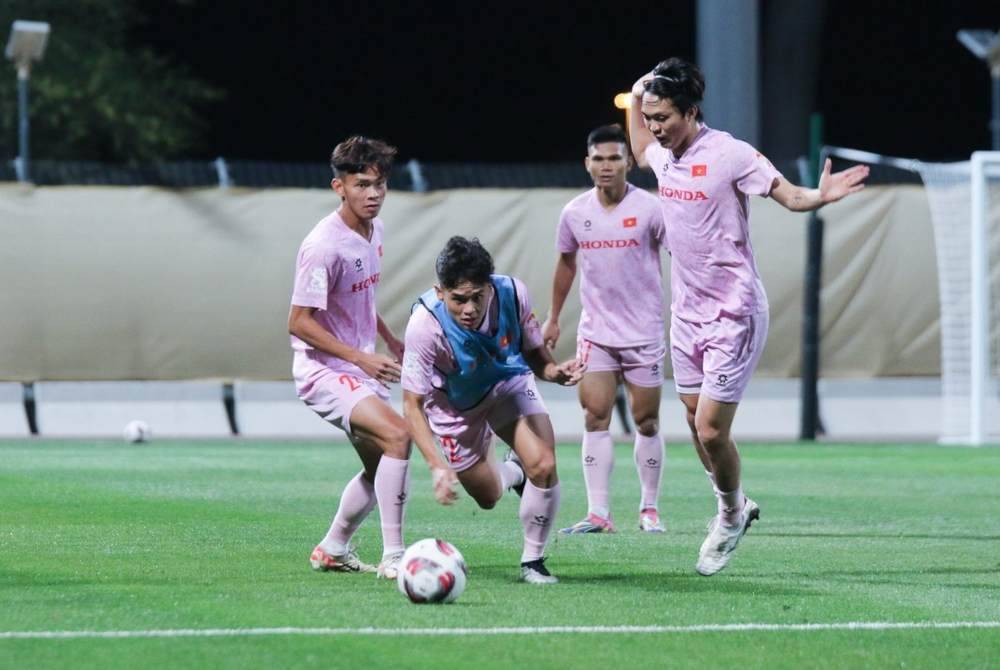 Pemain Vietnam menjalani latihan di Qatar.